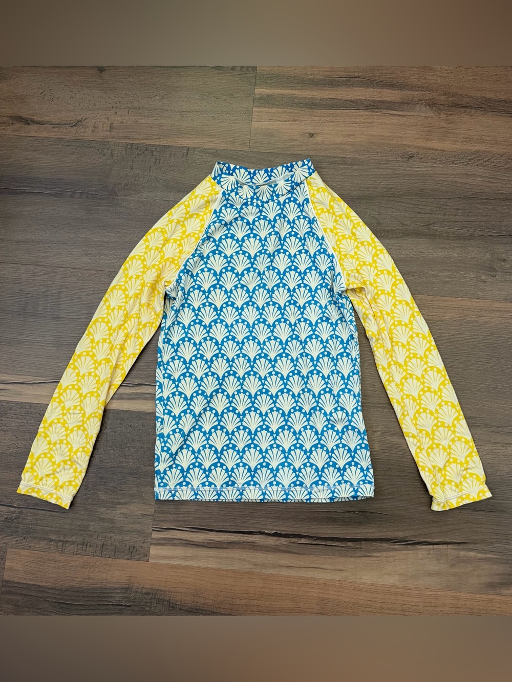 Boden Youth Long Sleeve Scallop Shell Print Long Sleeve Rash Guard Sz 9-10